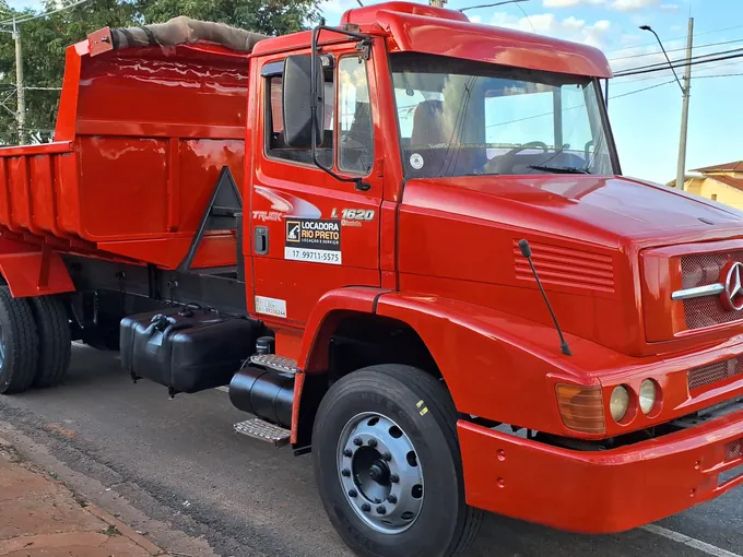 Caminhão basculante Mercedes-Benz 1620 vermelho da Locadora Rio Preto, com a caçamba carregada