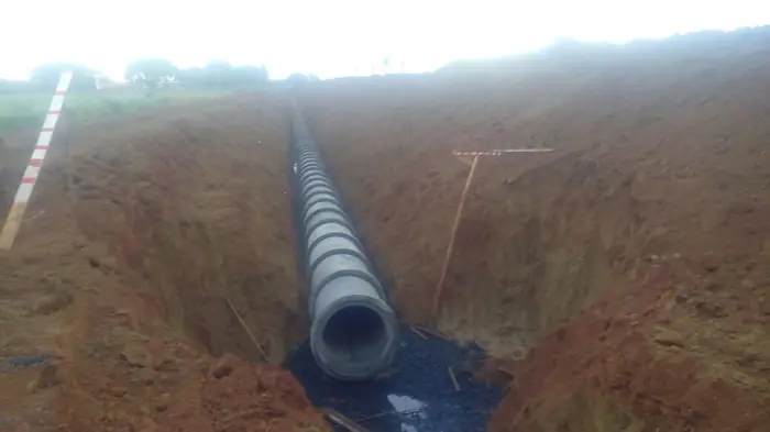Tubo metálico corrugado assentado no fundo de vala escavada, para galeria de água pluvial
