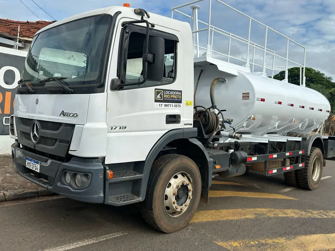 Caminhão pipa Mercedes-Benz Atego 1719 branco da Locadora Rio Preto, com tanque e passarela superior