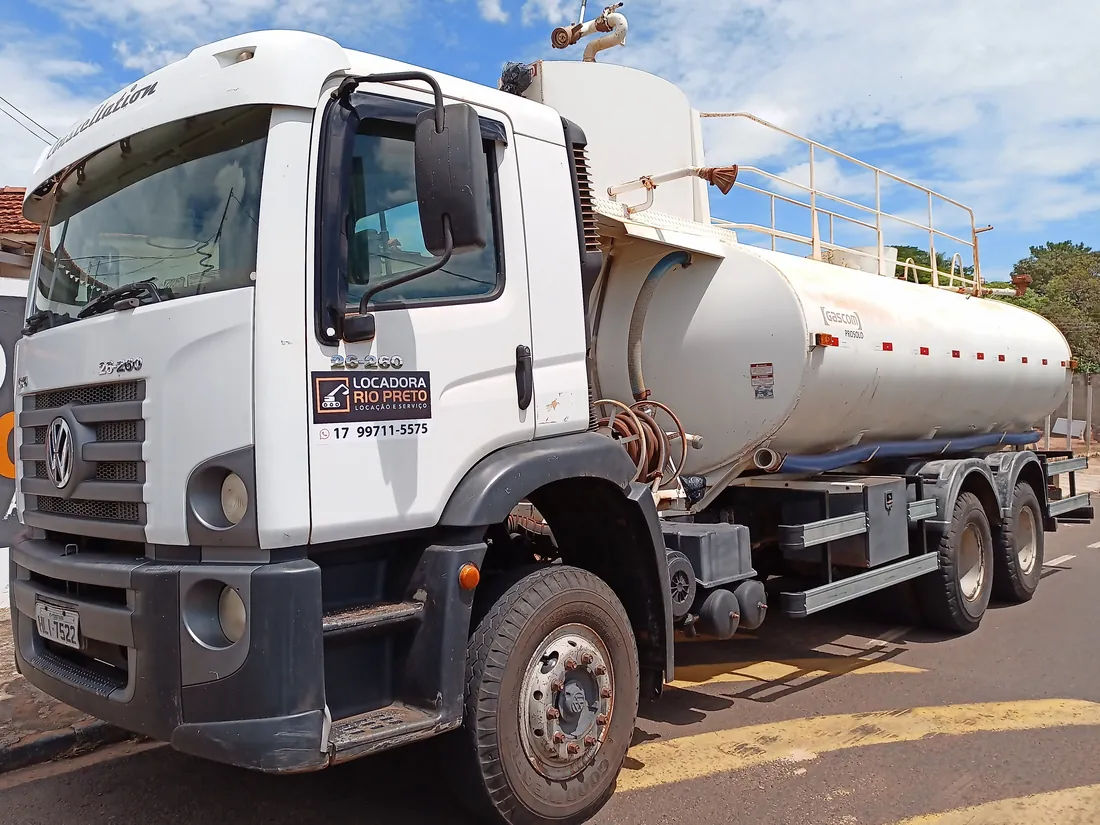 Caminhão pipa Volkswagen 26-260 traçado da Locadora Rio Preto, com tanque de aço e escada de acesso