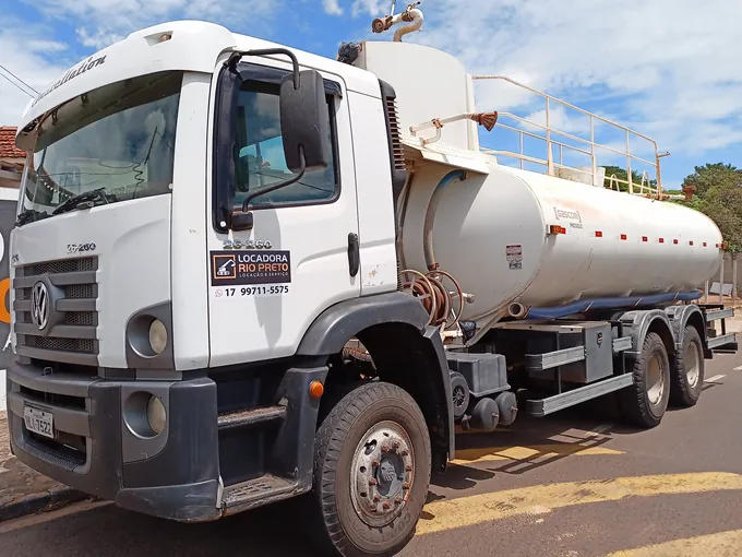 Caminhão pipa Volkswagen 26-260 traçado da Locadora Rio Preto, com tanque de aço e escada de acesso