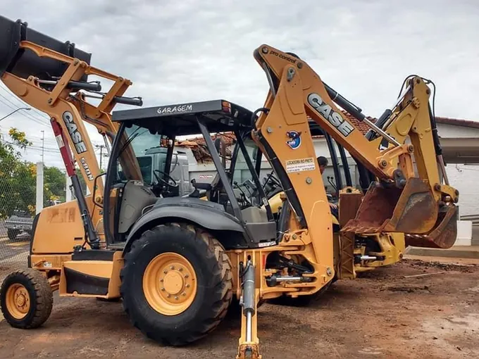 Retroescavadeira Case 580N 4x2 com adesivo da Locadora Rio Preto, parada em terreno de terra batida